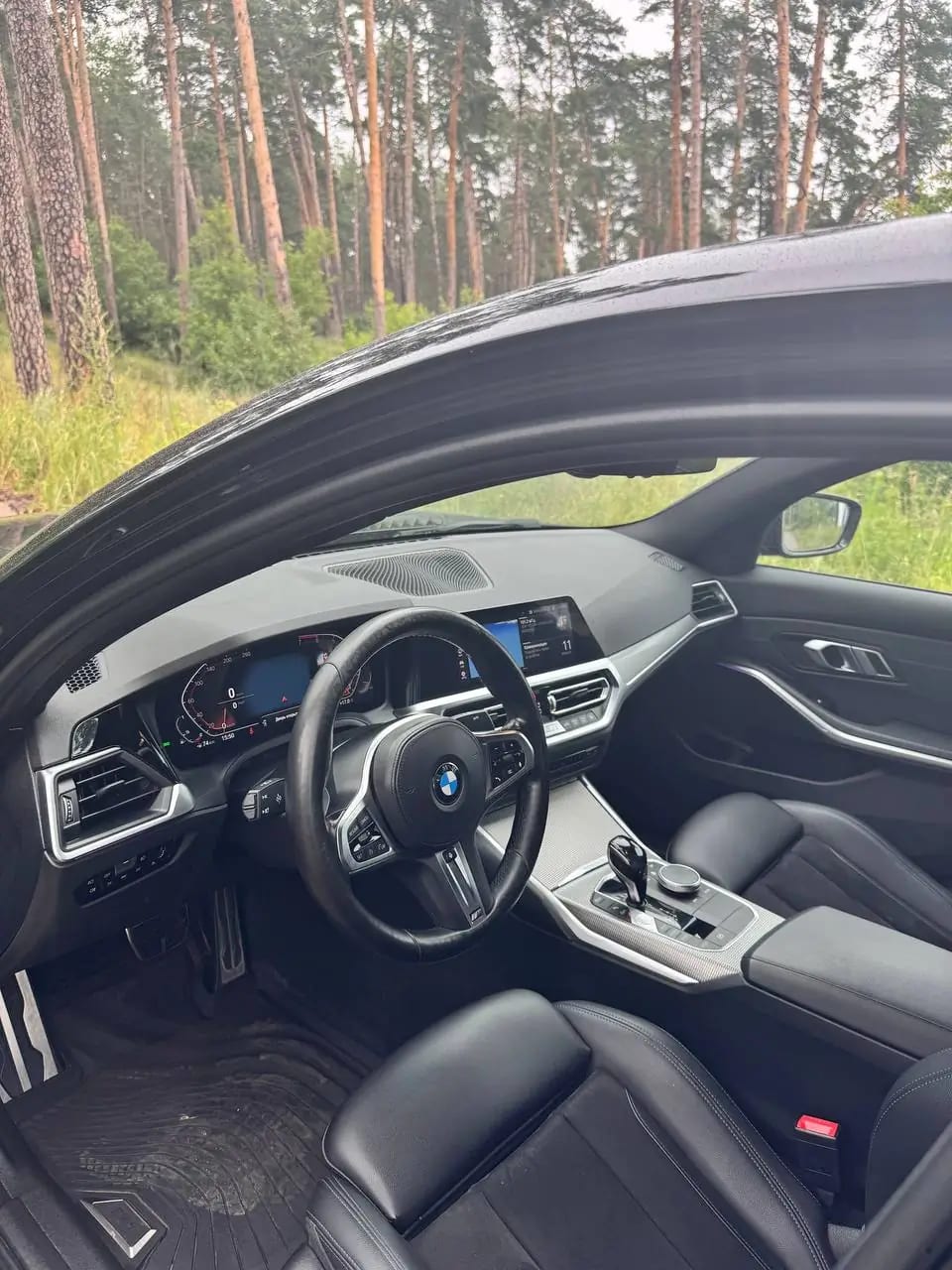 Место водителя BMW 3 Series 2021 года