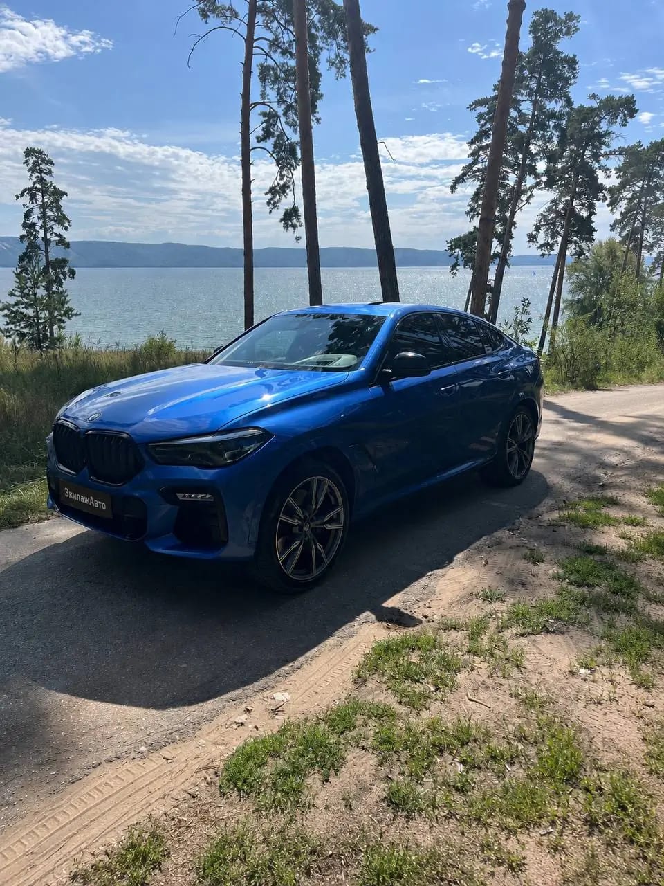 BMW X6M 2021 года у воды, вид спереди в три четверти